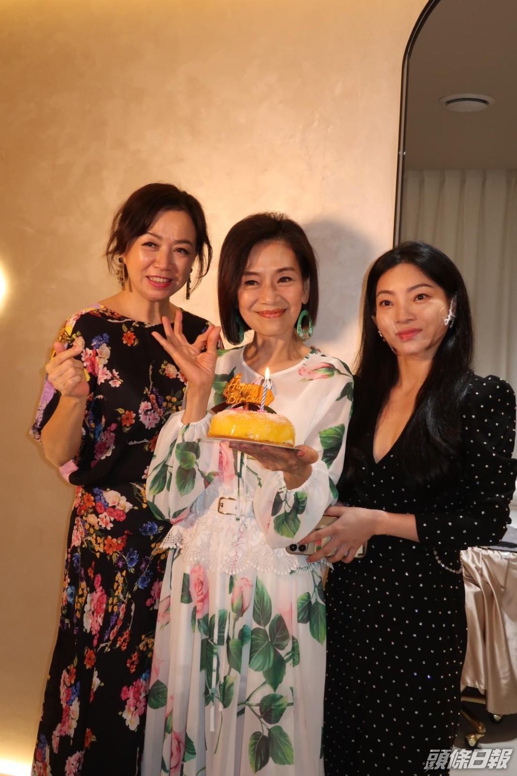 吳麗珠(中)生日收到老闆送上蛋糕慶祝。